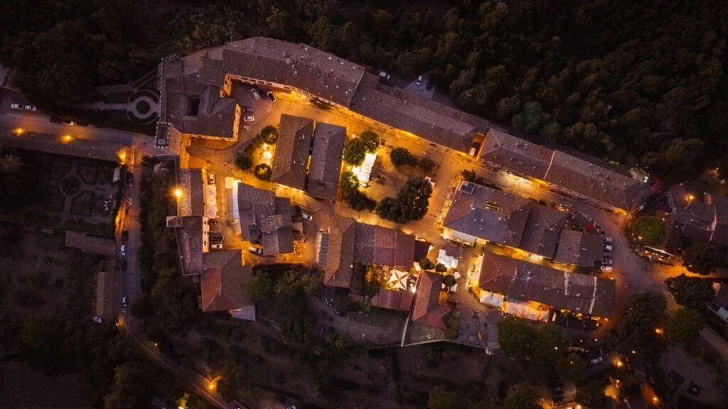 With the night Bolgheri lights up.
